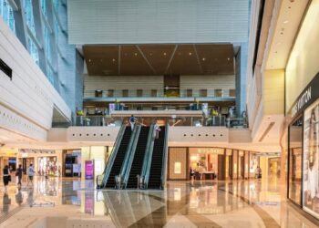 Incendio devasta un centro commerciale: decine tra morti e feriti