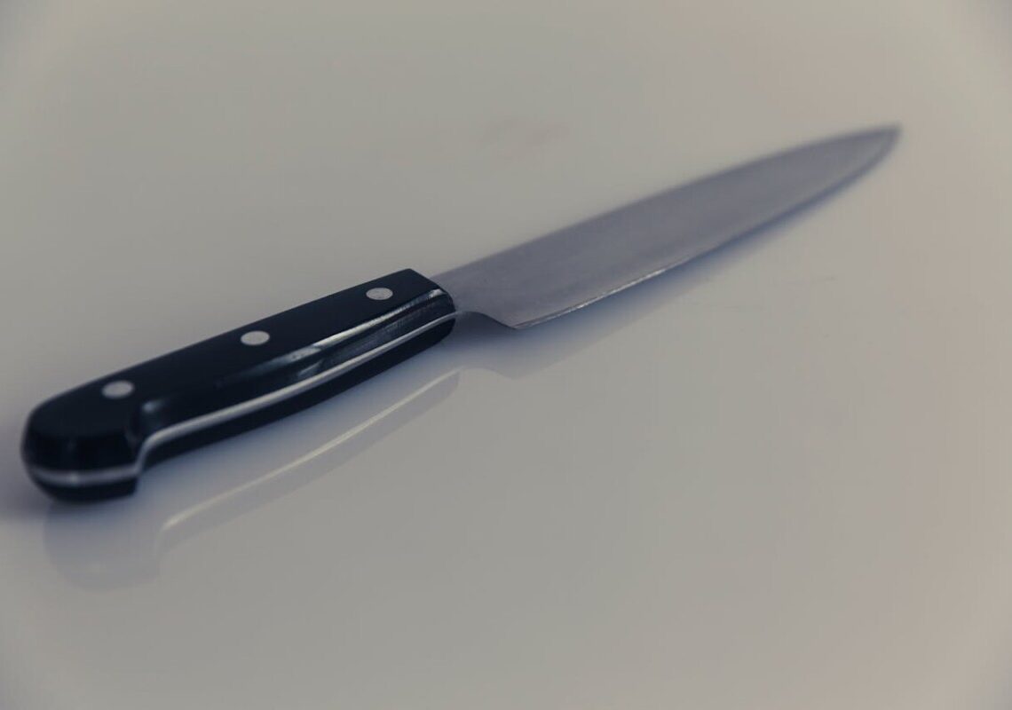 Follia a Firenze: 14enne armata di coltello attacca i poliziotti in pieno centro