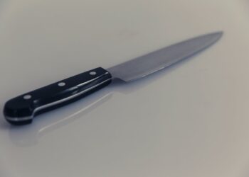 Follia a Firenze: 14enne armata di coltello attacca i poliziotti in pieno centro