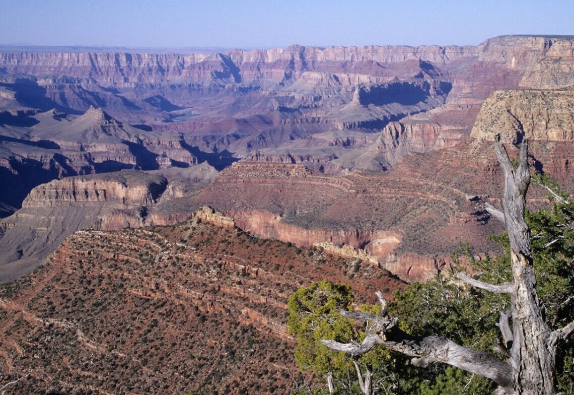Distrutto un simbolo americano: l’incendio che ha cancellato il Grand Canyon Lodge