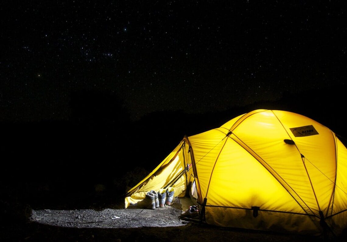 Resta in panne sulla provinciale e monta la tenda: turista tedesco campeggia in corsia di immissione