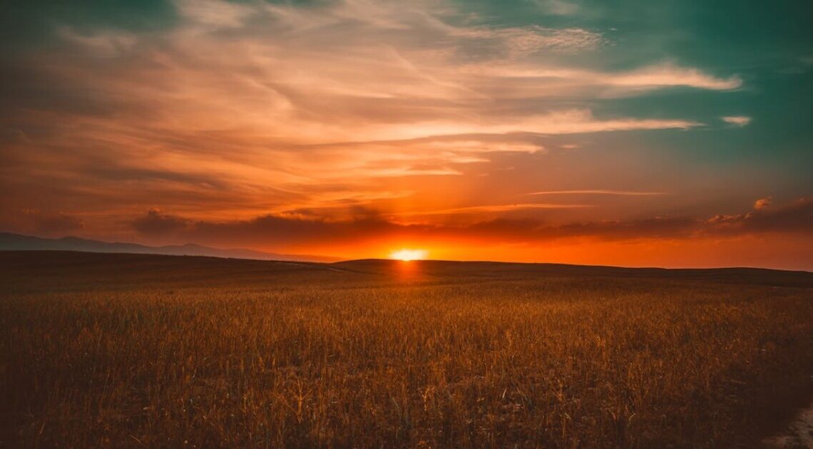 Il cielo del 28 luglio regala uno spettacolo raro: la Luna bacia Marte al tramonto