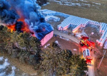 Terribile esplosione in fabbrica: almeno 40 morti e decine di dispersi sotto le macerie