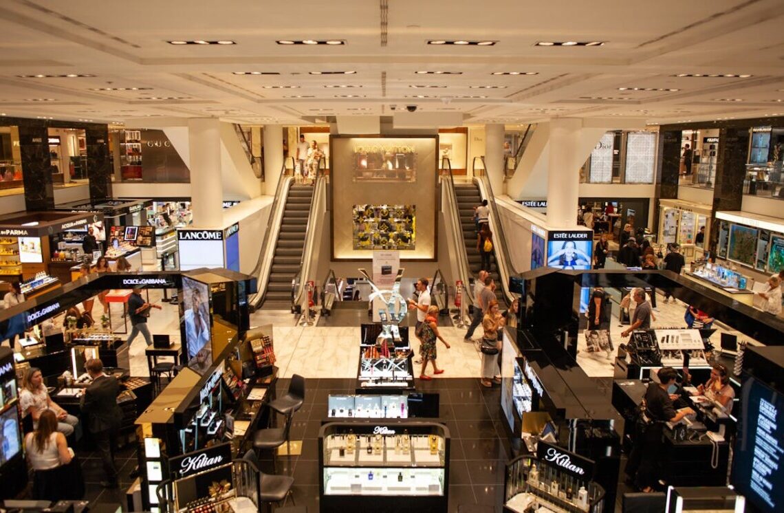 Choc in un centro commerciale: urla, sangue e gente in fuga