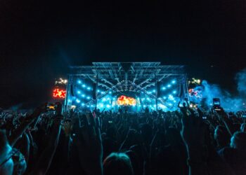 Incendio al Tomorrowland: distrutto il palco principale del festival in Belgio