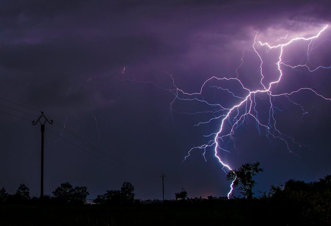 Colpito da un fulmine mentre è in moto: muore folgorato 42enne in vacanza in Salento