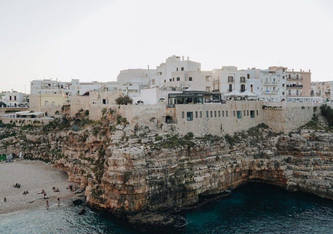 Tragedia a Polignano: 23enne muore dopo un tuffo dalla scogliera