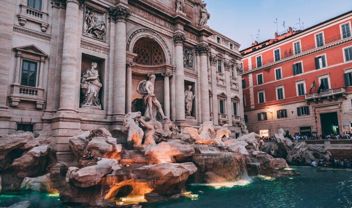 Turista argentina nella Fontana di Trevi: scatta la multa e il Daspo urbano