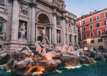 Turista argentina nella Fontana di Trevi: scatta la multa e il Daspo urbano