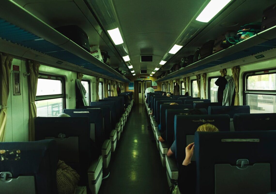 Parte la stretta contro i maleducati in treno: 100 euro di multa per chi guarda video senza cuffie