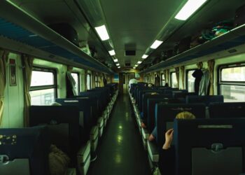 Parte la stretta contro i maleducati in treno: 100 euro di multa per chi guarda video senza cuffie