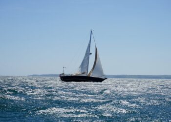 Tragedia in mare ad Ancona: 62enne cade dalla barca a vela e muore risucchiato dall’elica