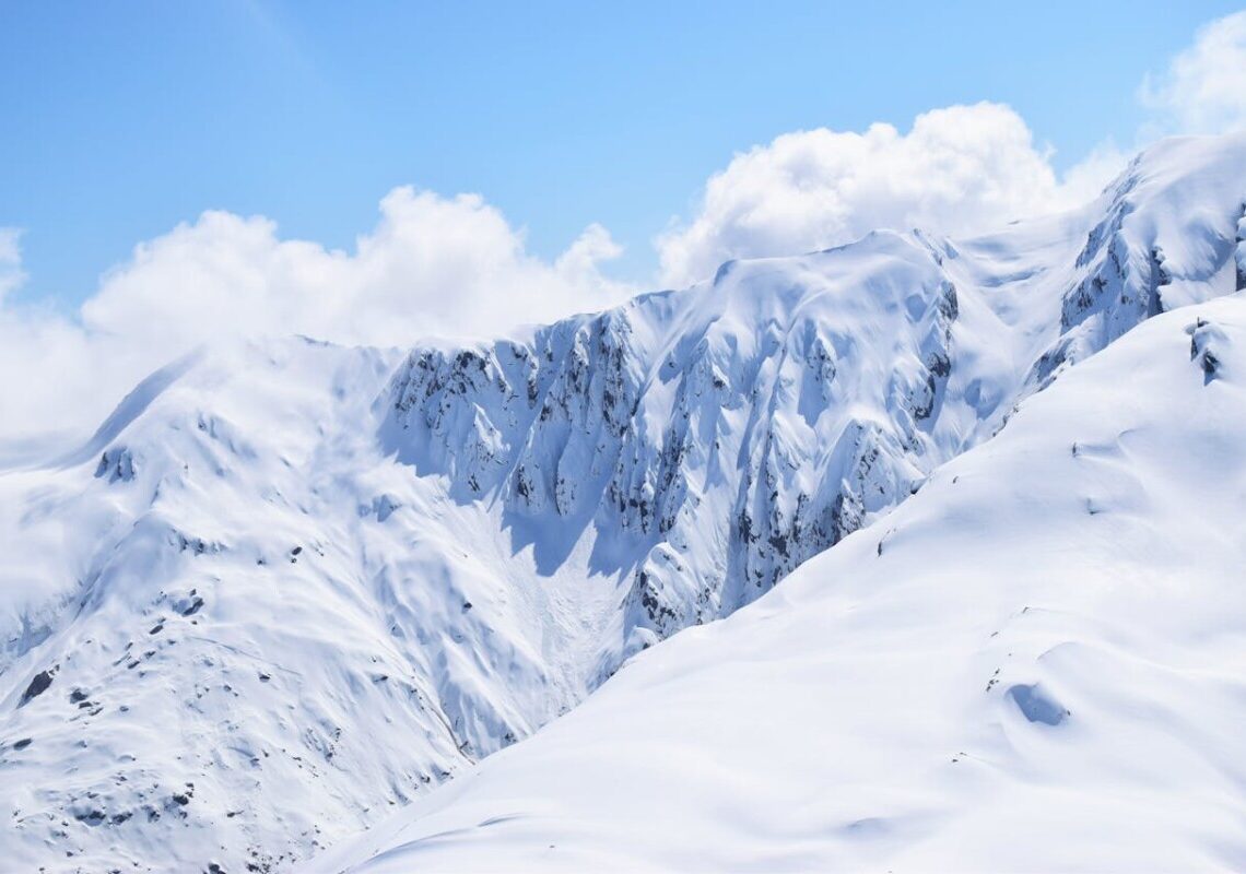 Sola sul tetto del Tian Shan: alpinista ferita da 7 giorni, i soccorsi non riescono a salvarla