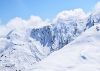 Sola sul tetto del Tian Shan: alpinista ferita da 7 giorni, i soccorsi non riescono a salvarla