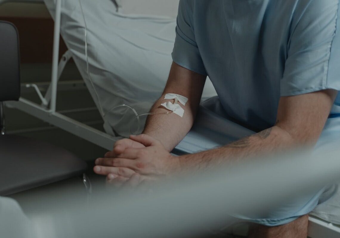 Scappa dall’ospedale con la flebo al braccio: il motivo lascia tutti senza parole