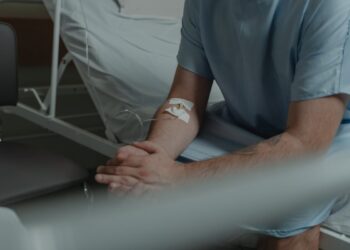 Scappa dall’ospedale con la flebo al braccio: il motivo lascia tutti senza parole