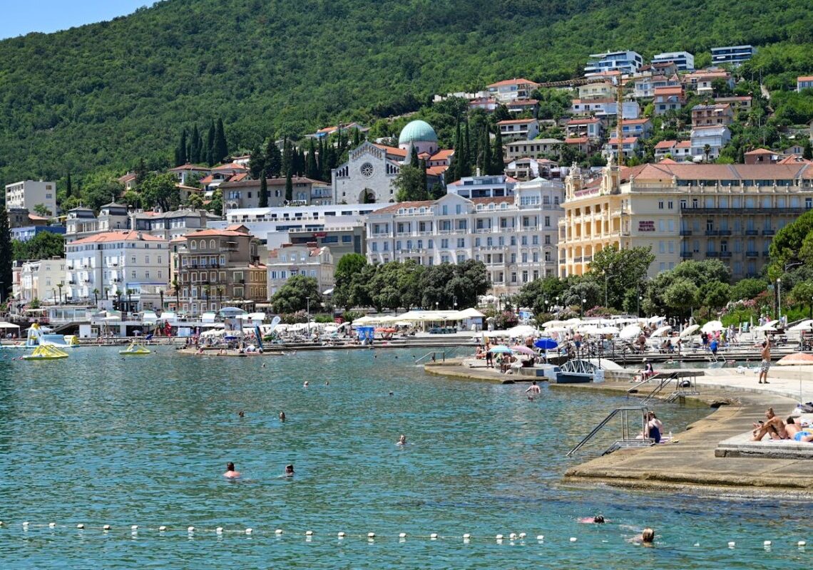 Turista colpito da gavettoni mentre dorme in spiaggia ad Alassio: 75enne finisce in ospedale