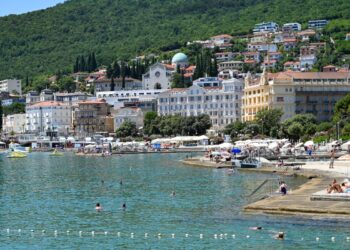 Turista colpito da gavettoni mentre dorme in spiaggia ad Alassio: 75enne finisce in ospedale