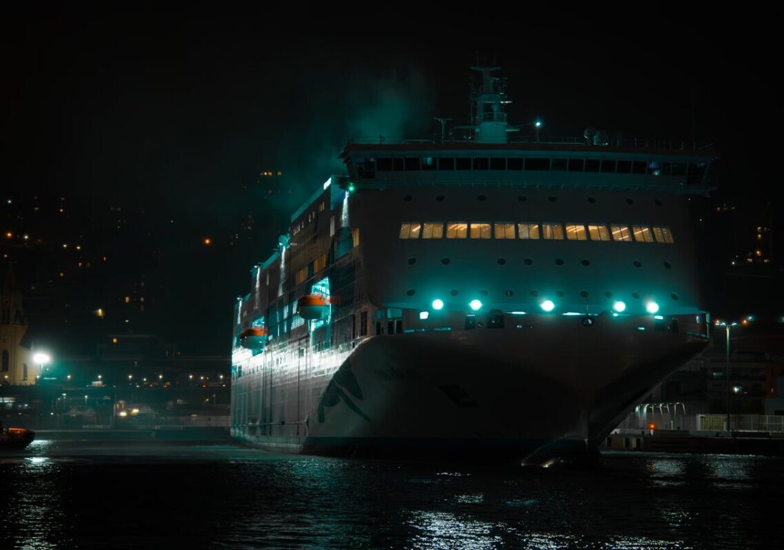 Incendio nella sala macchine: paura per 155 passeggeri a bordo del traghetto Raffaele Rubattino