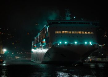 Incendio nella sala macchine: paura per 155 passeggeri a bordo del traghetto Raffaele Rubattino