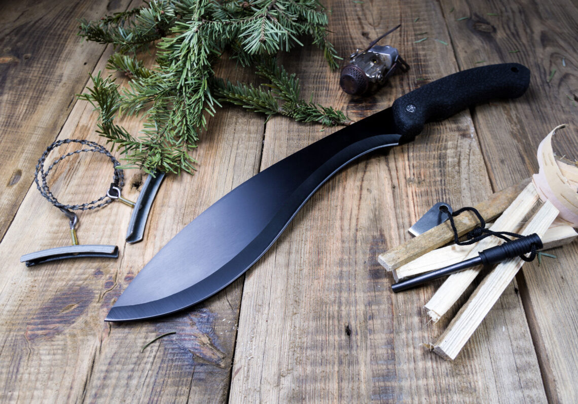 Uomo armato di machete minaccia bambini davanti a una scuola: ucciso dalla polizia