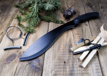 Uomo armato di machete minaccia bambini davanti a una scuola: ucciso dalla polizia