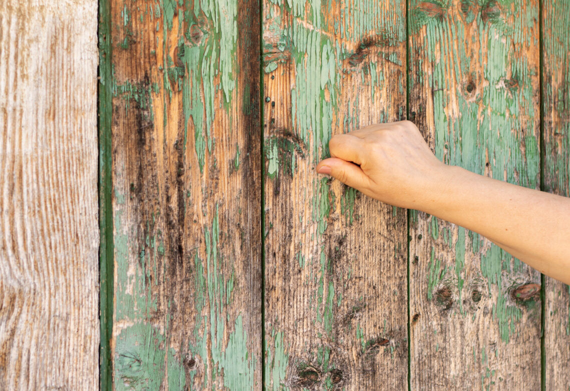 Bussa per scherzo e muore: 11enne colpito alle spalle durante una challenge sui social