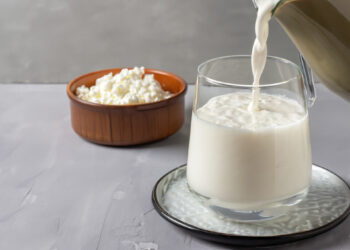 Kefir, alleato del microbiota intestinale: benefici, controindicazioni e come integrarlo nella dieta