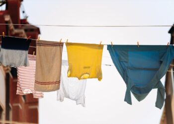 Taranto, bimbo di 3 anni precipita dal terzo piano: salvo grazie ai fili del bucato