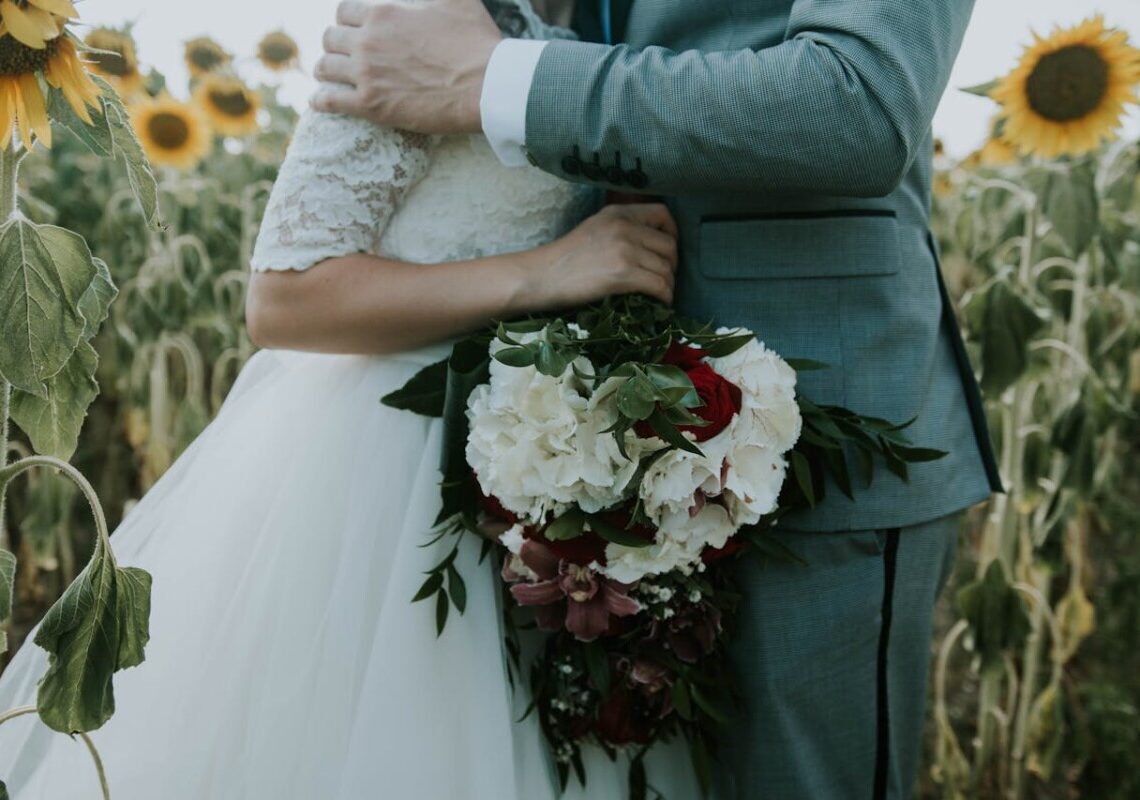 Sposi aggrediti durante il servizio fotografico tra i girasoli: finiscono in ospedale