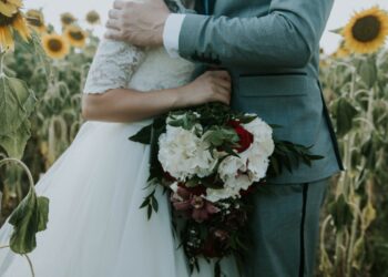 Sposi aggrediti durante il servizio fotografico tra i girasoli: finiscono in ospedale