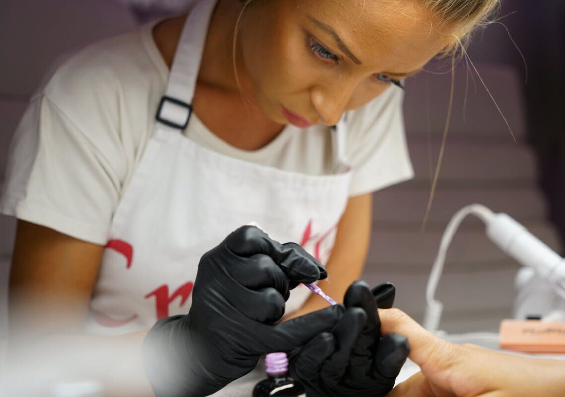Smalti e gel vietati: come riconoscere i prodotti con TPO e DMTA già banditi in Italia