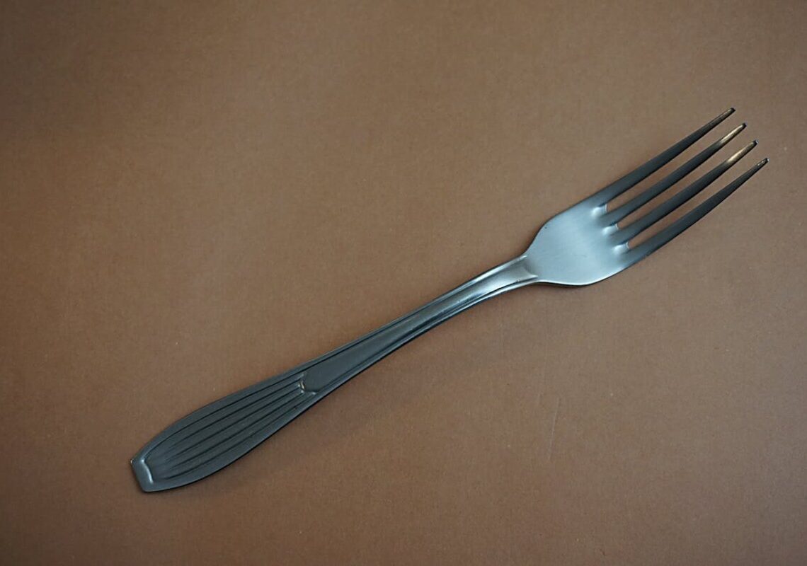 Lo colpisce al collo con una forchetta: la gelosia tra fratelli degenera in tragedia