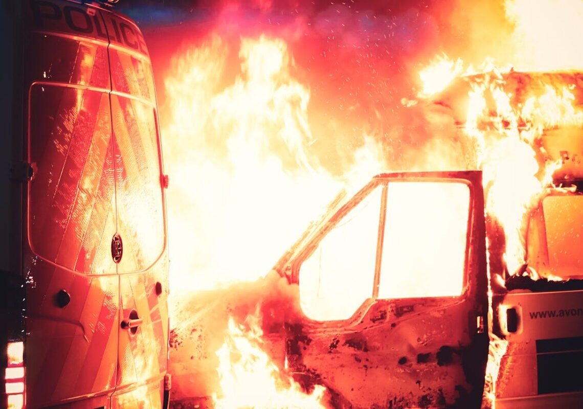 Portavalori preso d’assalto in Sardegna: i rapinatori bloccano la strada con auto in fiamme