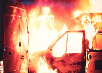 Portavalori preso d’assalto in Sardegna: i rapinatori bloccano la strada con auto in fiamme