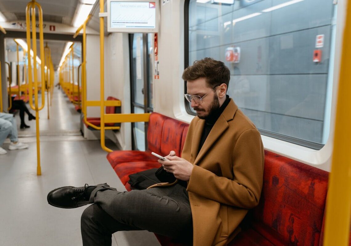 Sui mezzi pubblici è guerra ai “sodcaster”: Londra sceglie la gentilezza, altrove piovono multe salat