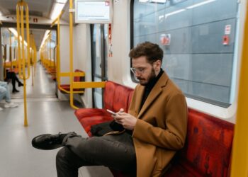 Sui mezzi pubblici è guerra ai “sodcaster”: Londra sceglie la gentilezza, altrove piovono multe salat