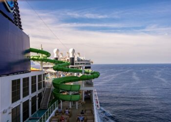 Paura in crociera: si lancia nello scivolo e resta intrappolata