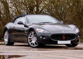 Corre a 200 km/h con la Maserati, ma dà la colpa al suocero 90enne: ecco com’è andata a finire