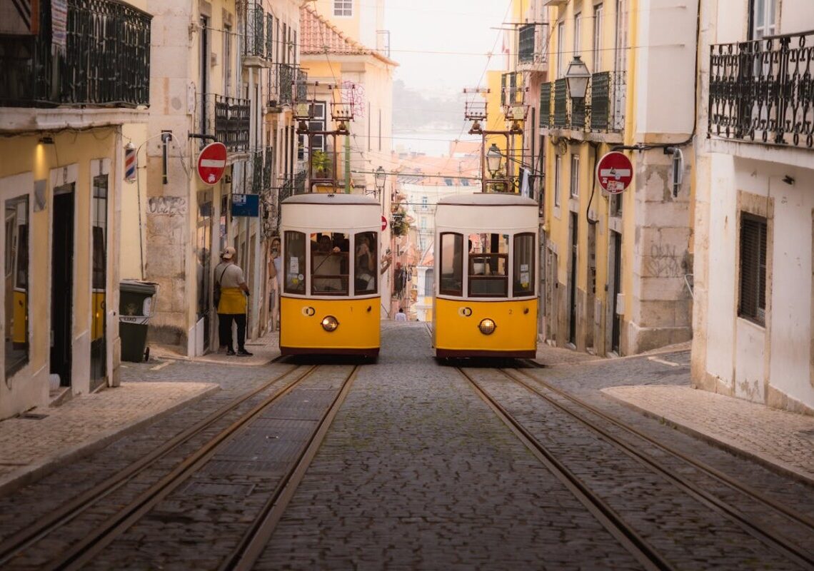 Tragedia a Lisbona: funicolare deraglia e si schianta contro un edificio, almeno 15 morti