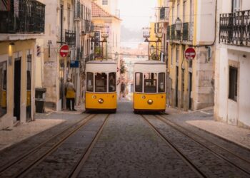 Tragedia a Lisbona: funicolare deraglia e si schianta contro un edificio, almeno 15 morti