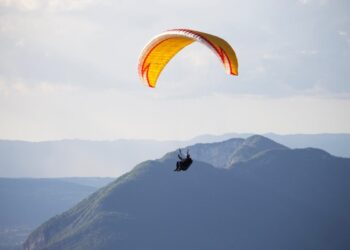 Precipita con il parapendio e muore a 36 anni: tragedia sul Monte Carpinaccio, nel Fiorentino
