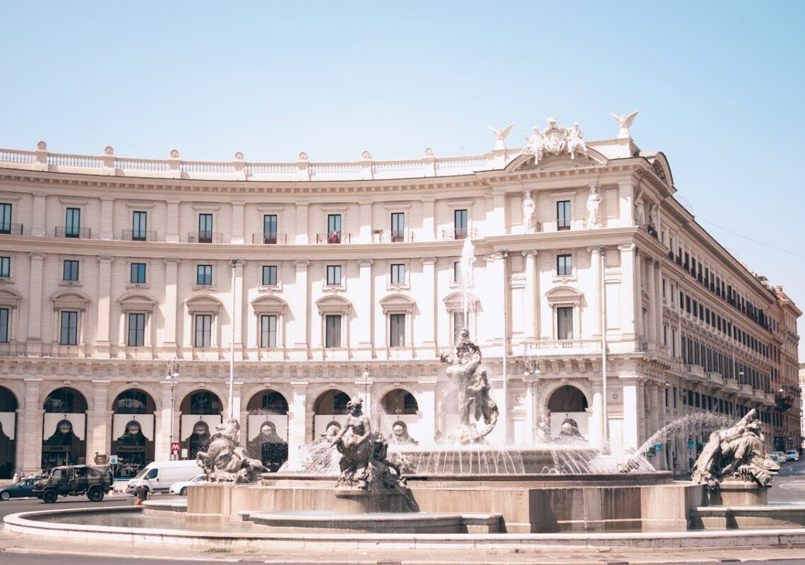 Sgomento a Roma: entra nella basilica e imbratta gli affreschi con un gesto choc