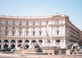 Sgomento a Roma: entra nella basilica e imbratta gli affreschi con un gesto choc