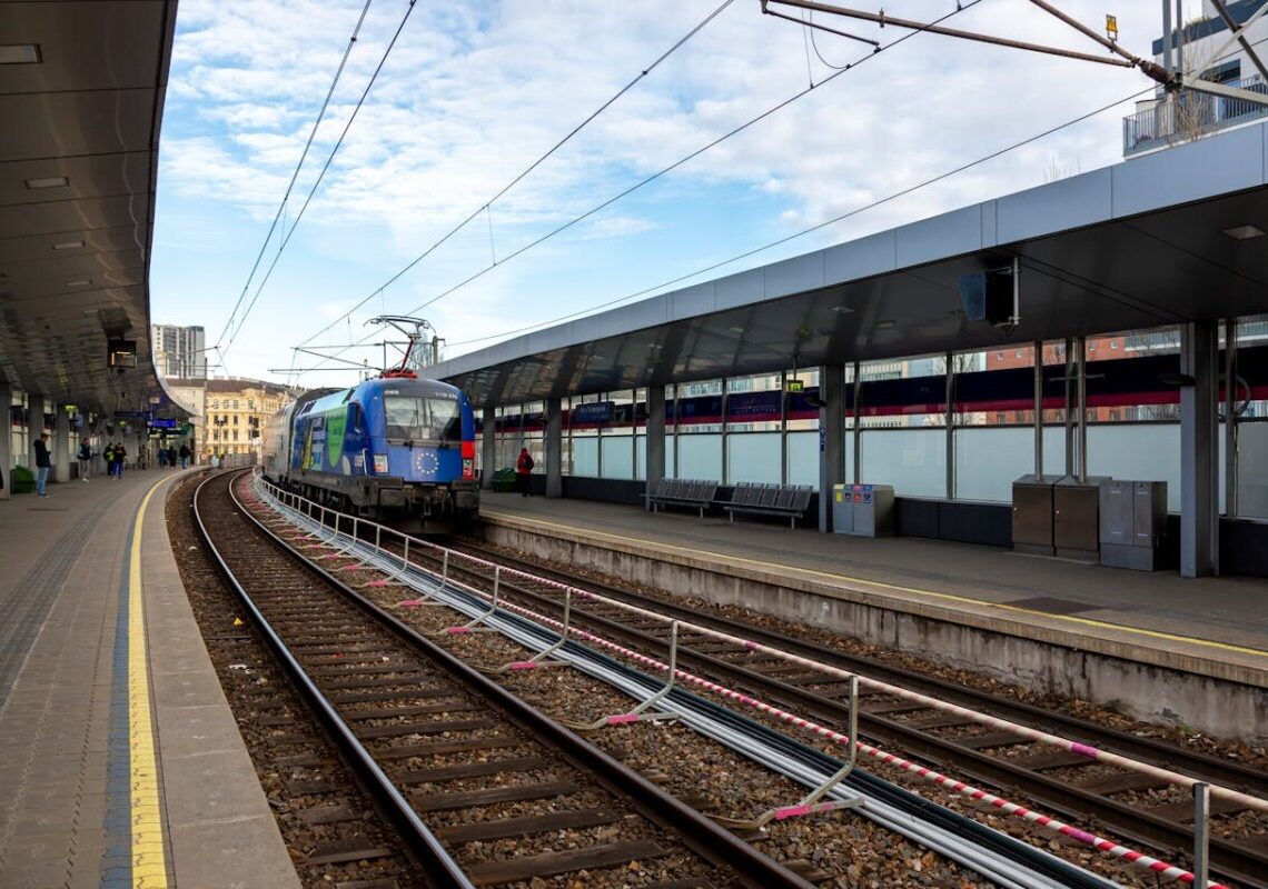 Sfida estrema o incidente? Ragazzino di 14 anni si arrampica su un treno e viene folgorato