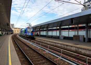 Sfida estrema o incidente? Ragazzino di 14 anni si arrampica su un treno e viene folgorato