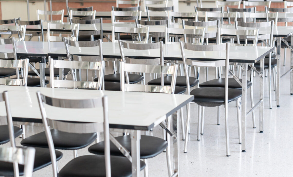 Napoli, orrore all’asilo: bimba legata in mensa durante il pranzo