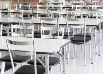 Napoli, orrore all’asilo: bimba legata in mensa durante il pranzo