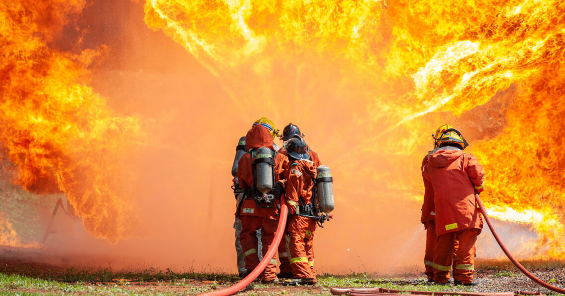 Moto si schianta contro autobus e scatena un incendio: almeno 25 morti e decine di feriti