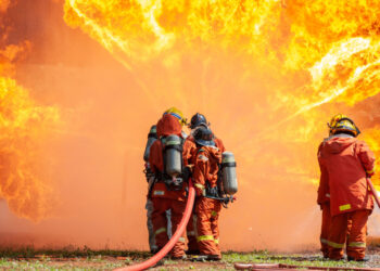 Moto si schianta contro autobus e scatena un incendio: almeno 25 morti e decine di feriti